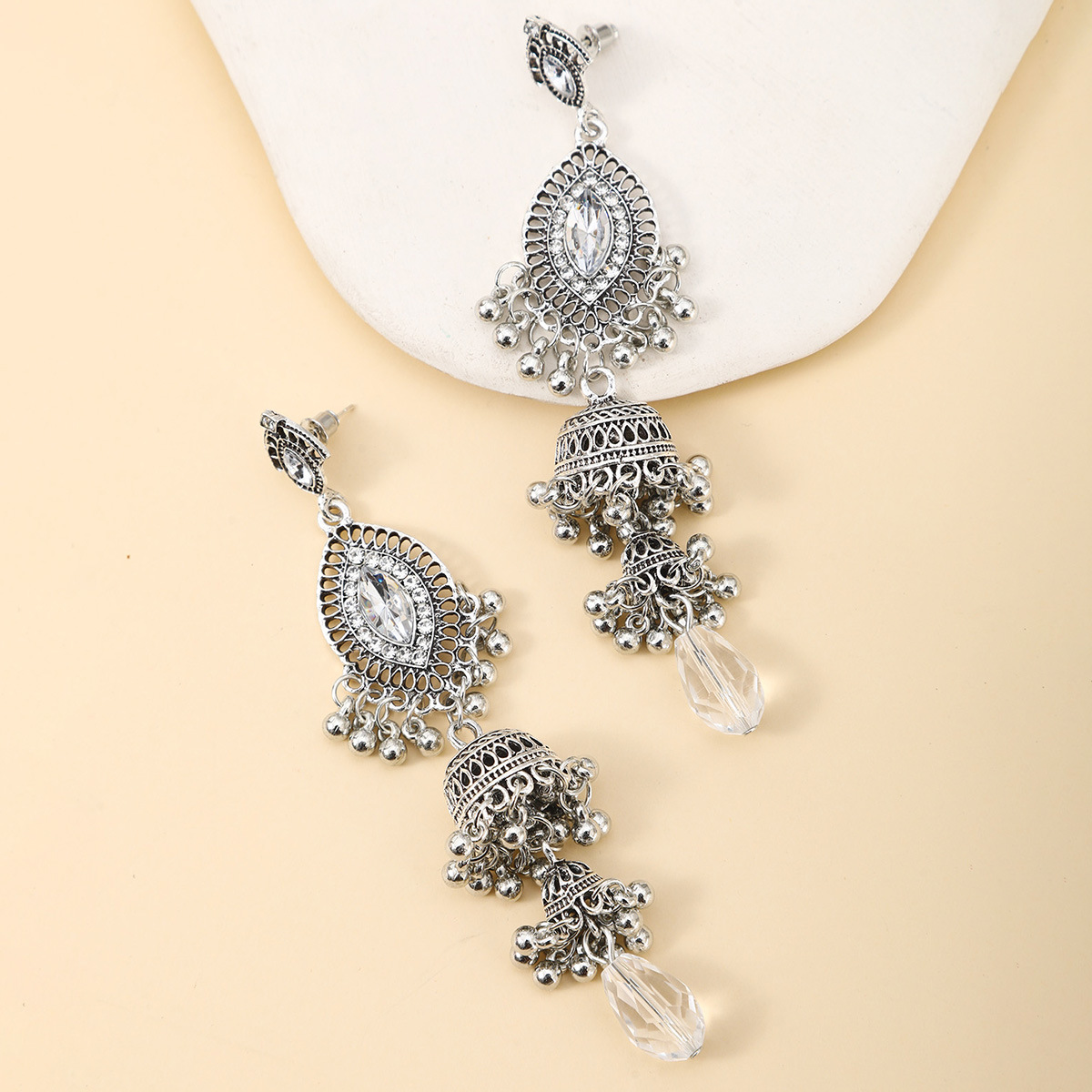 Retro diamantes elípticos ojos pendientes geometría diamantes delgado pernos de bordilla nicho popular popular popularidad en línea orejas de moda
