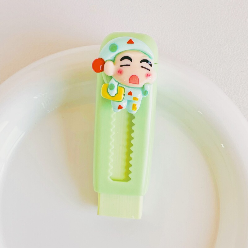 押し引き消しゴム小学生専用の絵の具を拭きます。|undefined