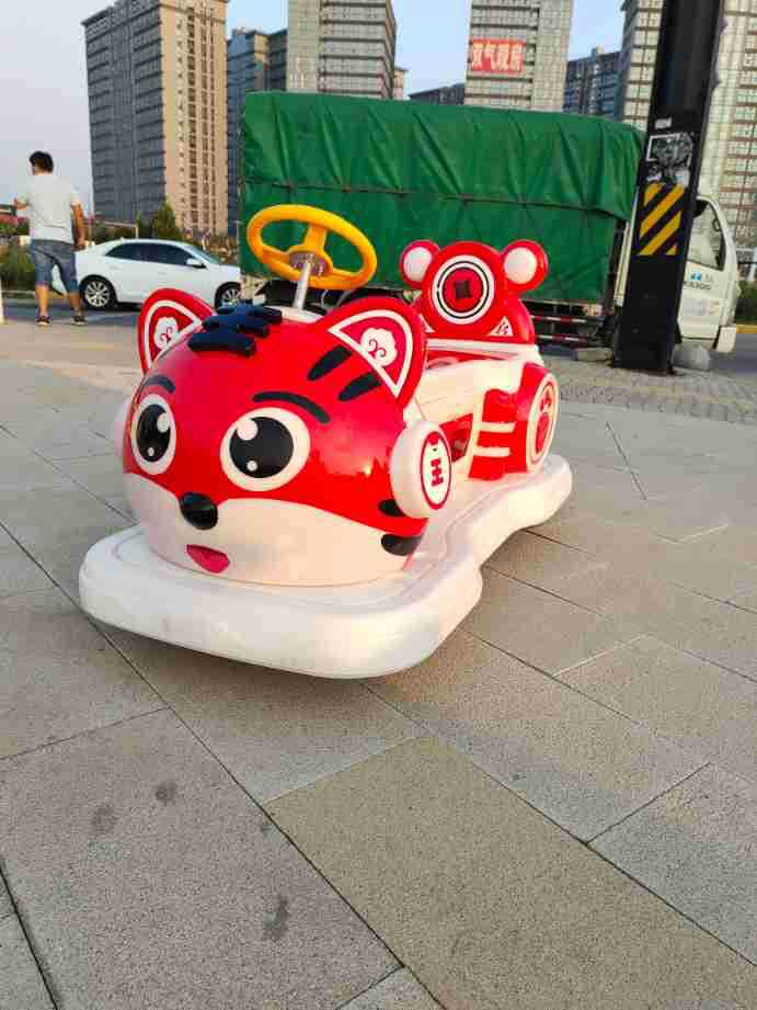 Vehículo todoterreno al aire libre para niños karting eléctrico mayorista para dos personas puede sentarse en línea cuadrada popularidad de los fabricantes de automóviles de choque