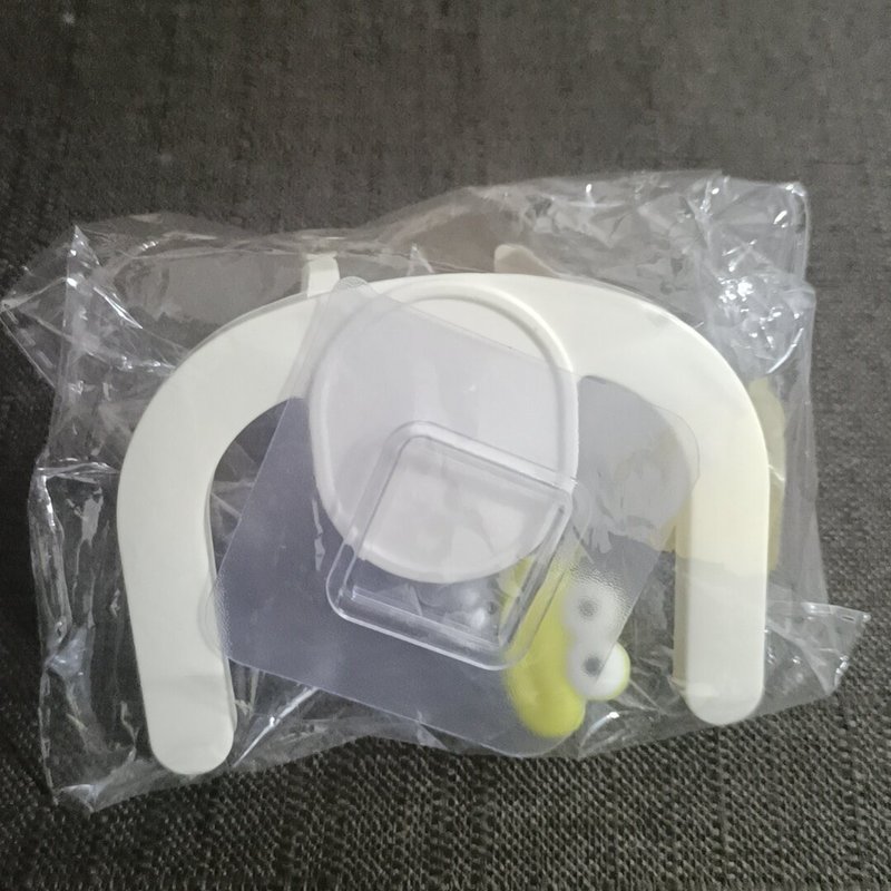 浴室の靴棚の壁にスリッパを掛けて、水を切ってフックします。穴を開けないでください。トイレに靴を掛けます。|undefined