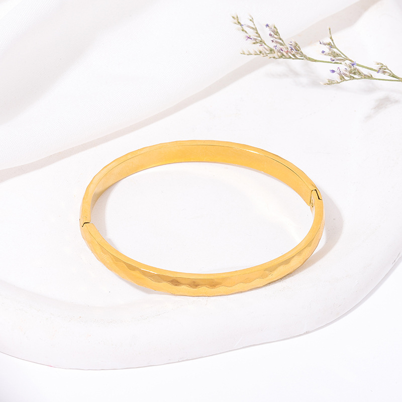 Pulsera de titanio y acero para mujer, diseño moderno y sencillo, pulsera de lujo que no se desvanece, venta al por mayor en stock.