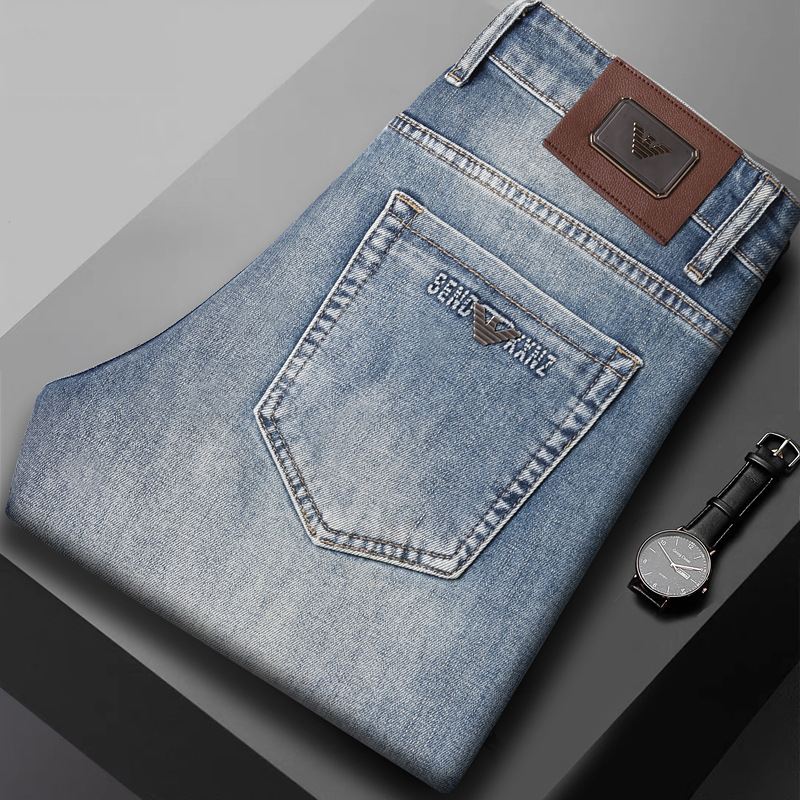 Lujo ligero de gama alta Europa primavera y verano 2025 nuevos jeans de algodón para hombres pequeños pantalones casuales elásticos rectos