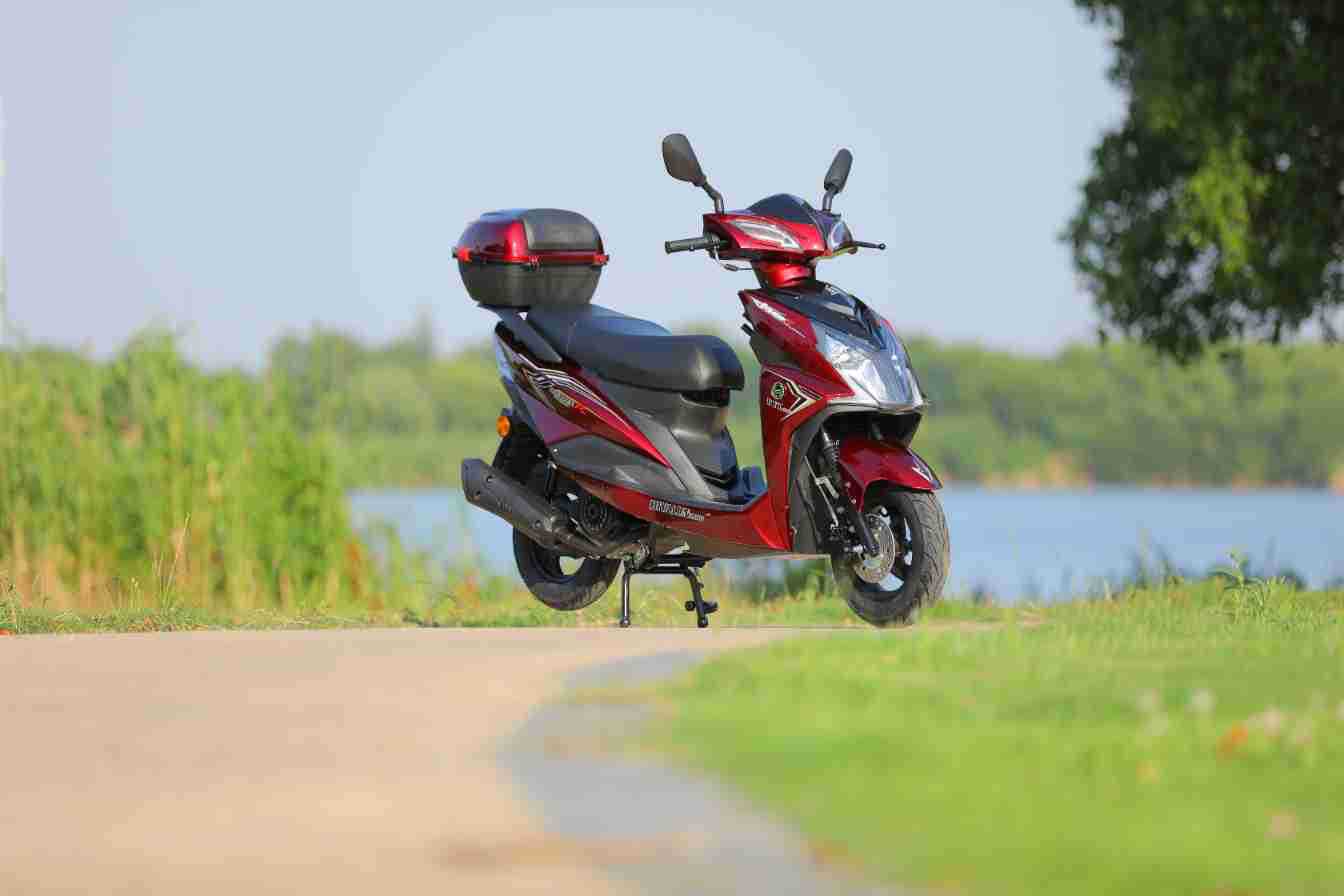 Brand New Domestic Fuel Scooter, High Power, Long Battery Life, Fuel-Saving Motorcycle, Adult Commuting and Long-Distance Running King