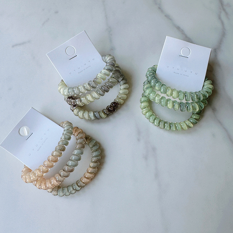 Set med 3 glansiga spiralhårsnoddar i gelélook_voghion.com