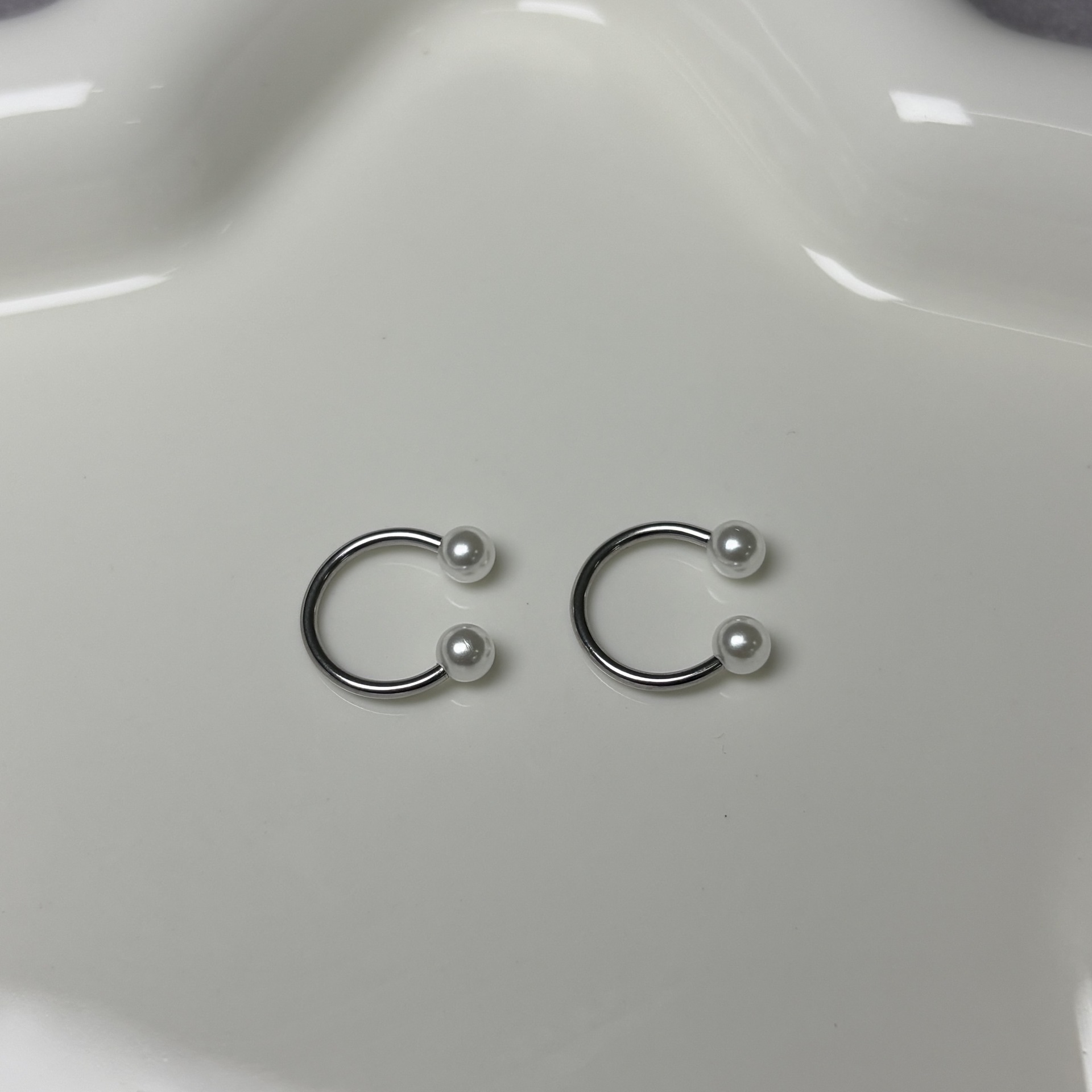16G labret stud size and finish detail