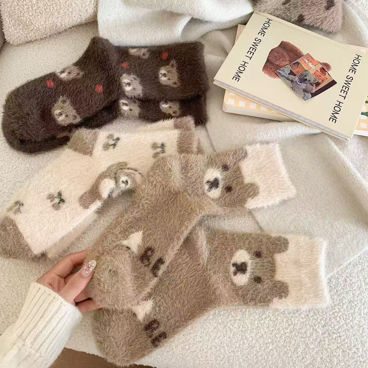 Calcetines cálidas de invierno y otoño con calcetines de lana simples duraderos de tamaño medio oso amor pilones peludos