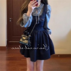 春と秋には女性のゆったりとしたレトロな蝶結びのデニムの背もたれのワンピースを着ています。