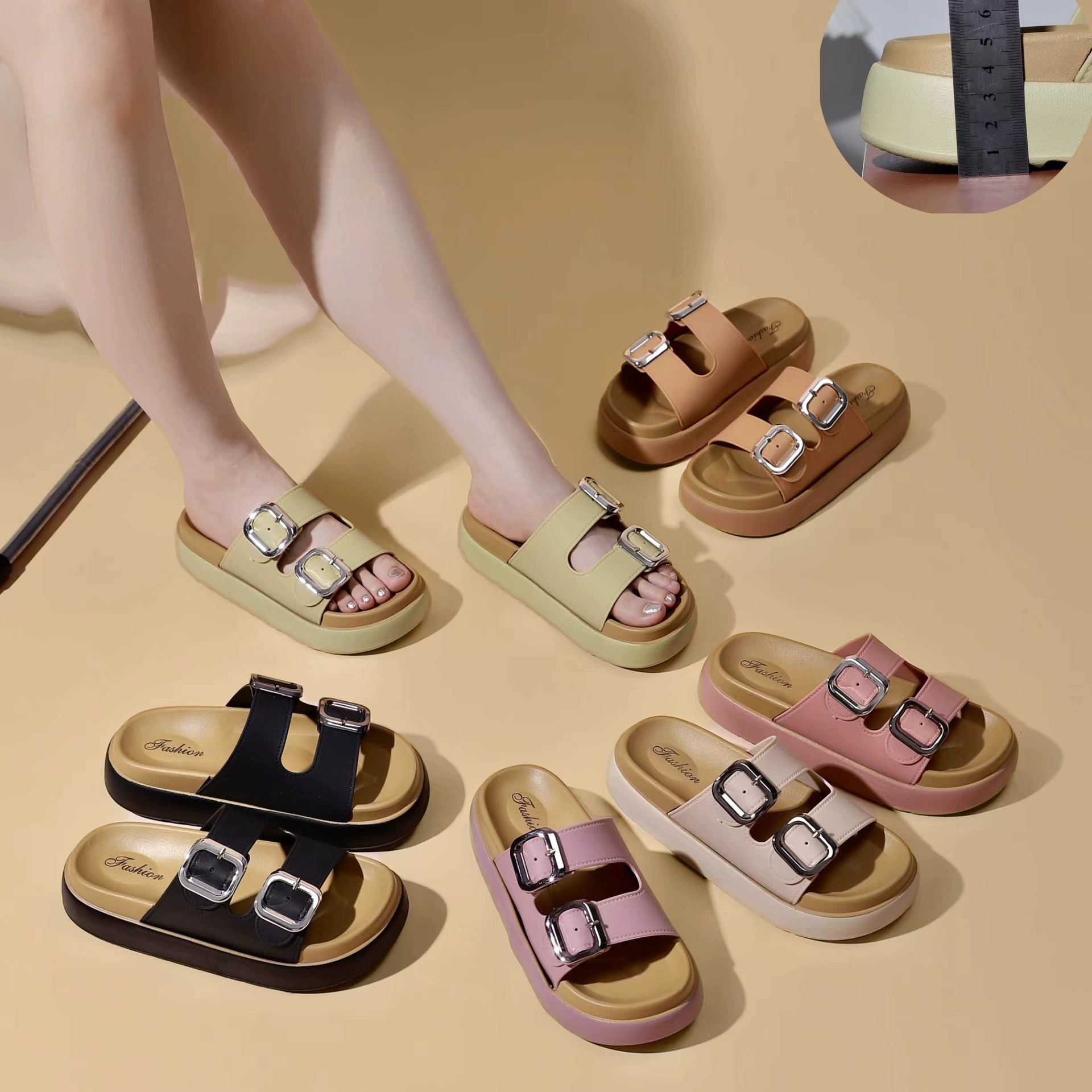 Летние новые туфли на пляже