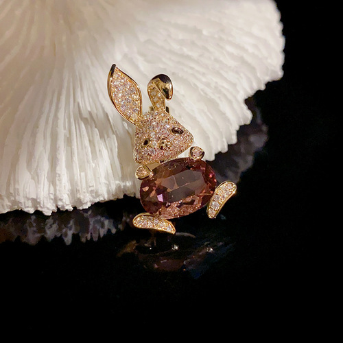 Light luxury, ultra-shiny, premium-quality, adorable rabbit brooch—vintage, niche-designed, fashion-forward, and uniquely crafted pin/necklace accessory