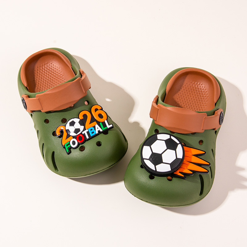 Zapatillas infantiles bonitas de fútbol para niños pequeños en el interior zapatillas frescas para jugar dos zapatos de verano