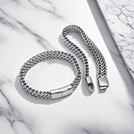 手镯;唇饰;耳钉