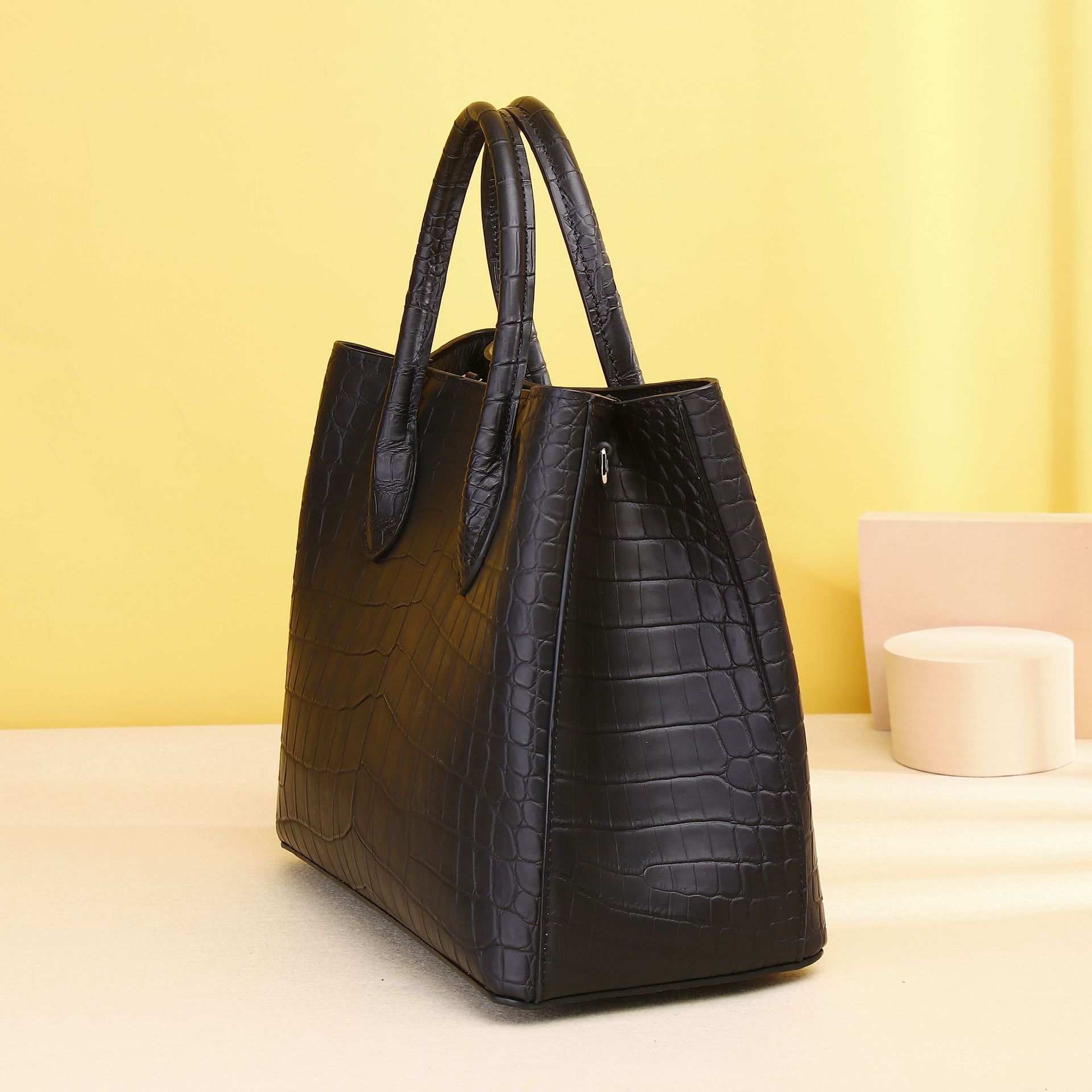 Túi xách nữ cao cấp họa tiết vảy cá sấu mờ kiểu garden bag, quai xách tay kèm dây đeo chéo chi tiết 2