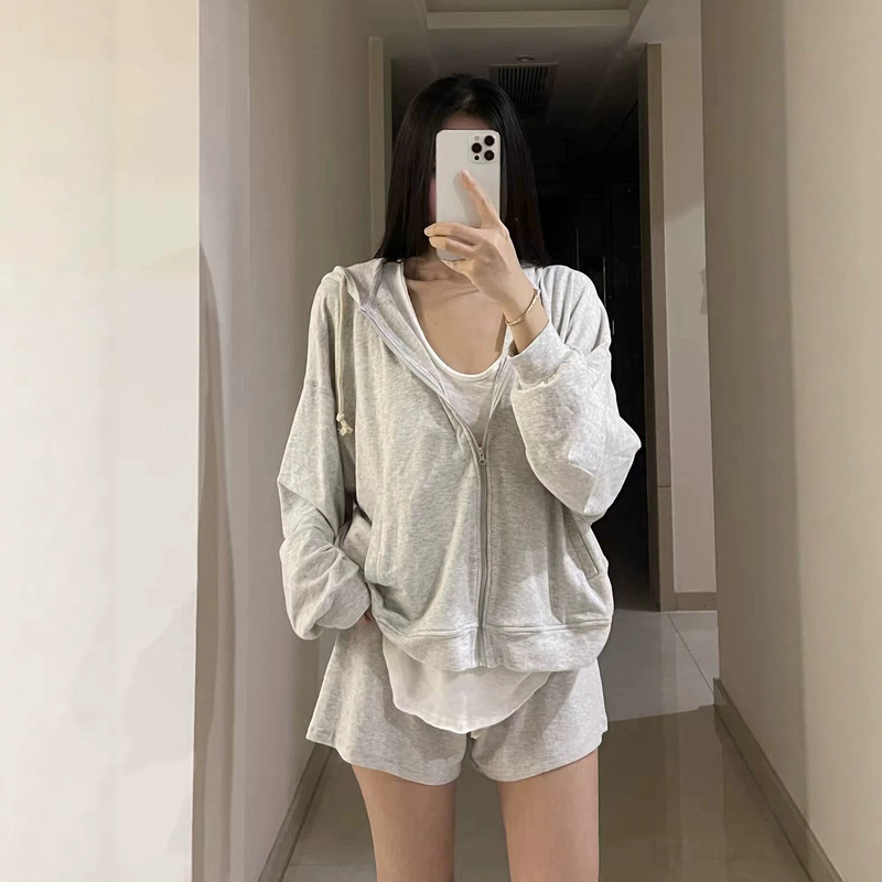 Loose-fitting, casual style zip-up jacket for early autumn and winter, in gray color, made of soft and comfortable cotton, trendy and stylish sweatshirt Loose-fitting, casual style zip-up jacket for early autumn and winter, in gray color, made of soft and comfortable cotton, trendy and stylish sweatshirt
