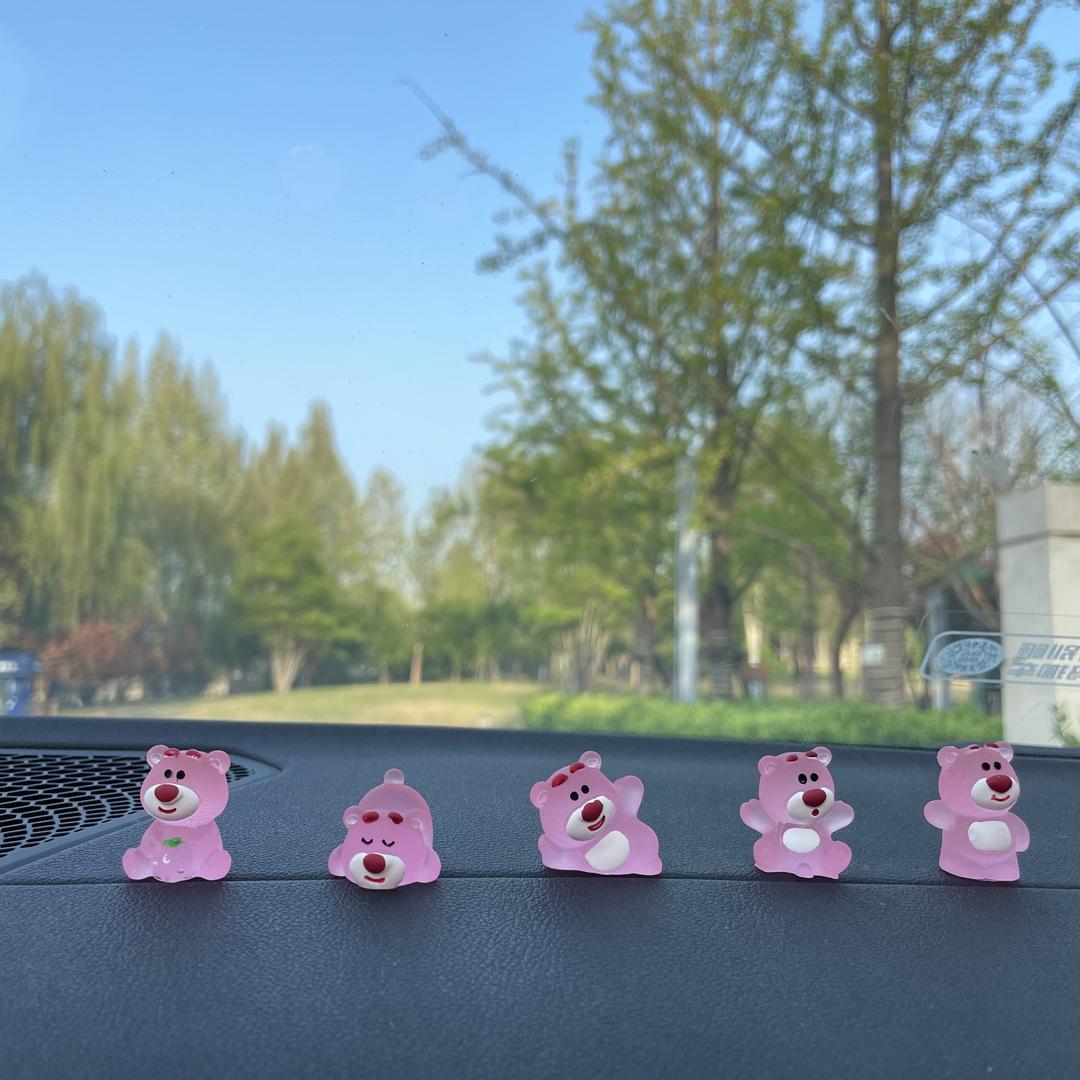 Nuevos adornos de coche Strawberry Bear, adornos de coche, adornos pequeños, consola central de coche, lindos adornos decorativos creativos