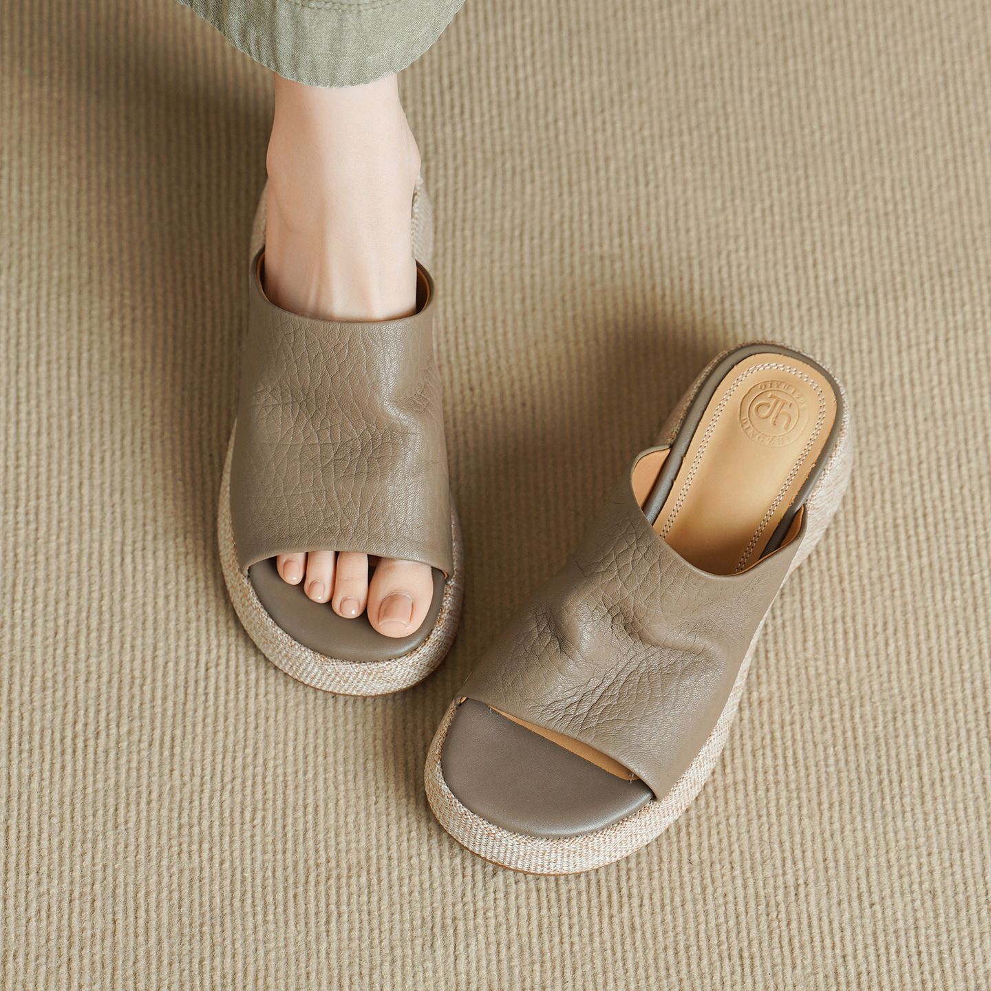 Sandal nữ da cừu gót xuồng hở mũi quai ngang đế dày — Xám voi