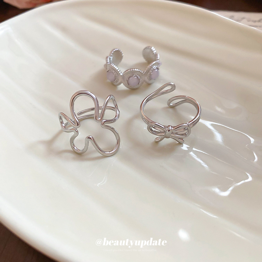 Bague pour femme, ronde, texturée, en résine, ornée d'un nœud papillon et d'une fleur. Design simple et tendance pour l'index._voghion.com