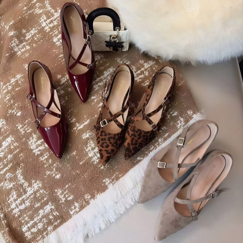 Sheepskin leopard print criss-cross strap Mary Jane shoes, women's pointed-toe, shallow-cut, chunky-heel pumps, versatile, fashionable, and retro high heels Sheepskin leopard print criss-cross strap Mary Jane shoes, women's pointed-toe, shallow-cut, chunky-heel pumps, versatile, fashionable, and retro high heels