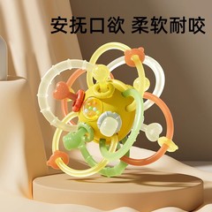 マンハッタンの手でボールをつかむ赤ちゃんのシリカゲルは歯をかじることができます。