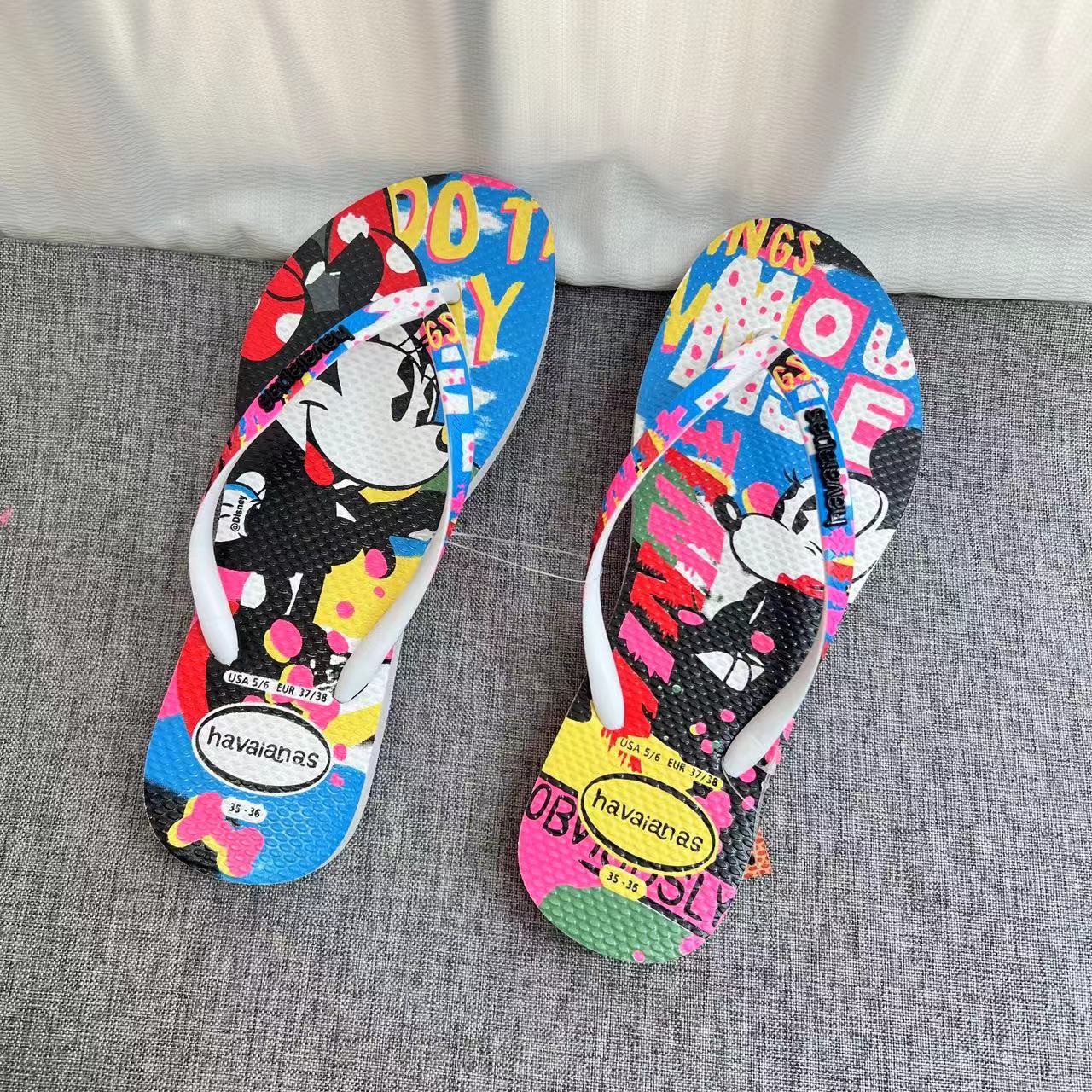 흰색 바탕에 미키