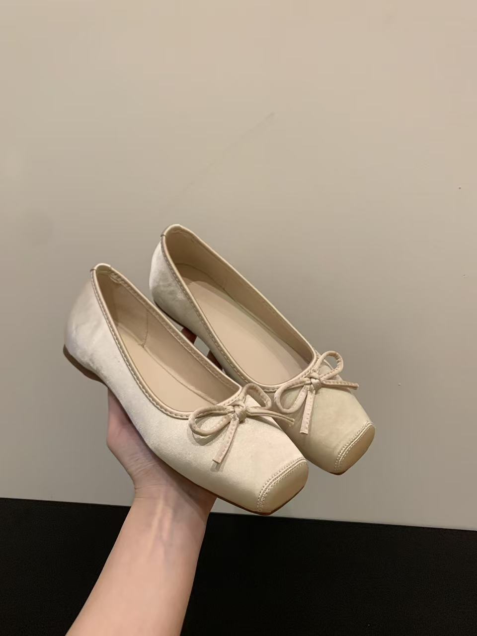 Aumento interno 3CM albaricoque suave zapatos de noche zapatos de mujer 2025 nuevos zapatos de ballet de satén rojo de primavera y verano