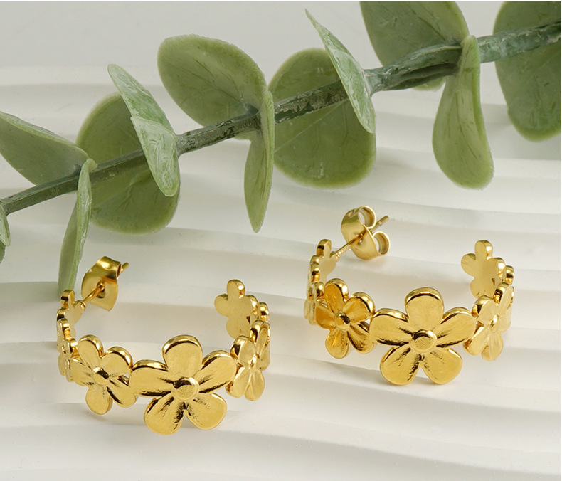 9g Weight PVD Coated Gold Plating Process Retro Flower Titanium Steel Plating Earrings 1 Pair