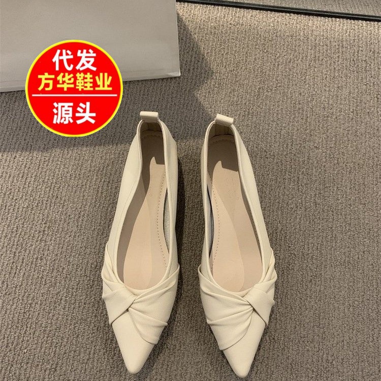 Zapatos de mujer de estilo francés de ventano de noche con tacones gruesos poco profundos, primavera y otoño de 2026 nuevos zapatos de cama con falda temperamento