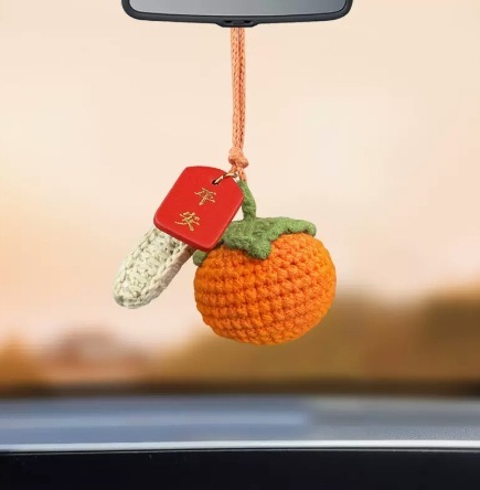 ひまわりの自動車のストラップの手作りの毛糸のかぎ針編みの車は平安の喜びの車内を掛けてかわいい創意の女神の金を飾ります。|undefined
