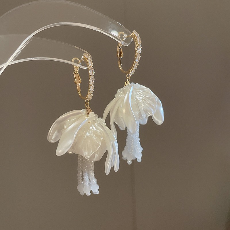 Pendientes de aguja plateados con pétalos de perlas con incrustaciones de diamantes y borlas, pendientes de tuerca de lujo ligeros y de alta gama con un diseño elegante y versátil.