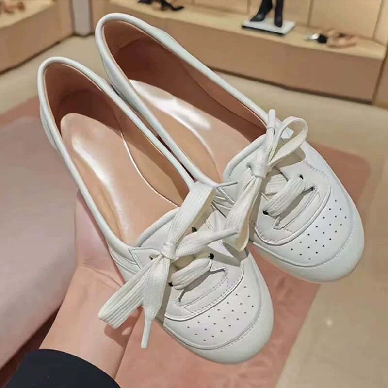 Giày búp bê nữ da cừu cổ thấp đế bằng buộc dây phong cách retro — Bạc, hàng có sẵn, Màu nude, hàng có sẵn, Màu trắng kem, hàng có sẵn