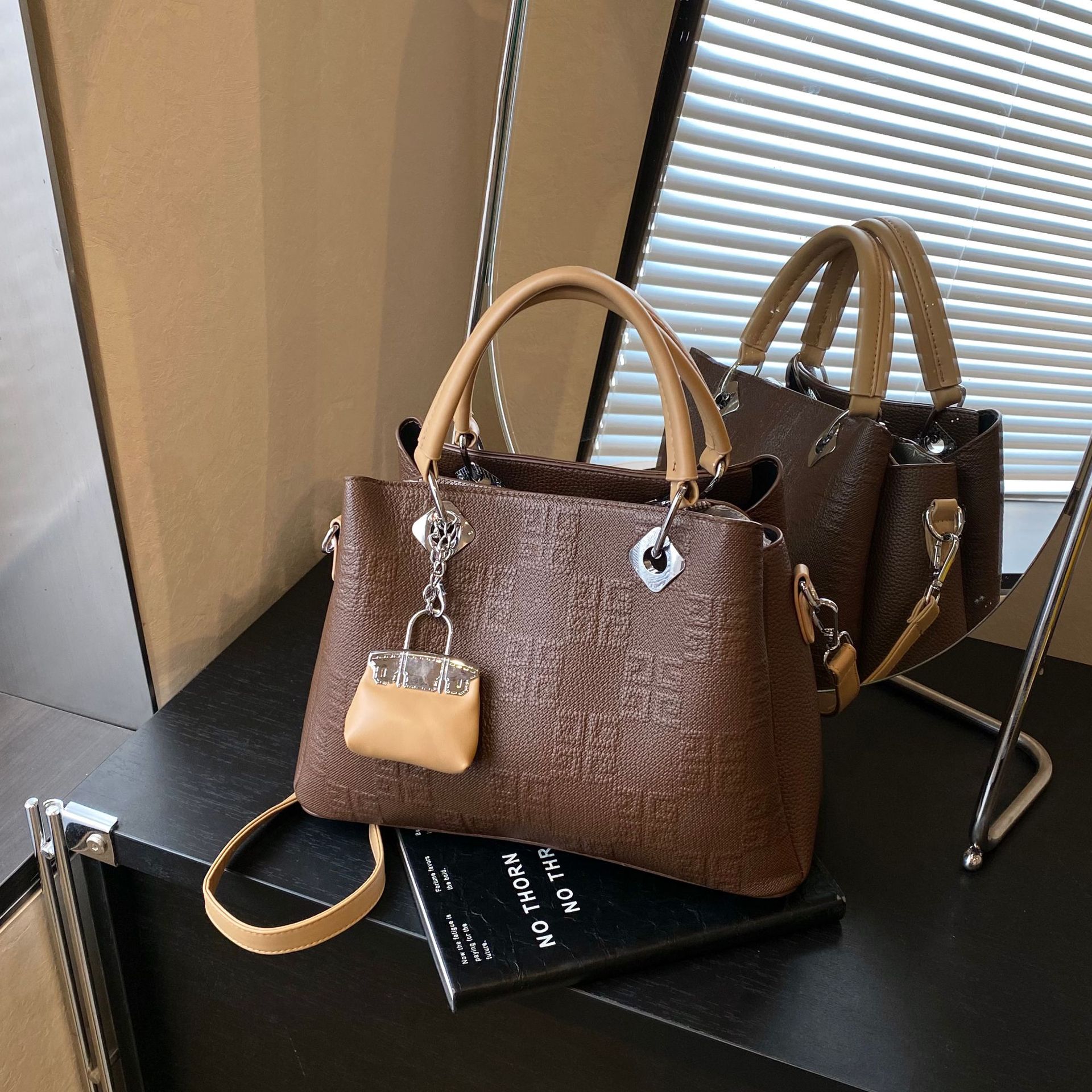 Bolsa de mano transfronteriza nueva alta sensación de bolso pequeño relieve de alto valor de la cara, moda versátil bolso de hombro extranjero bolso de mochila