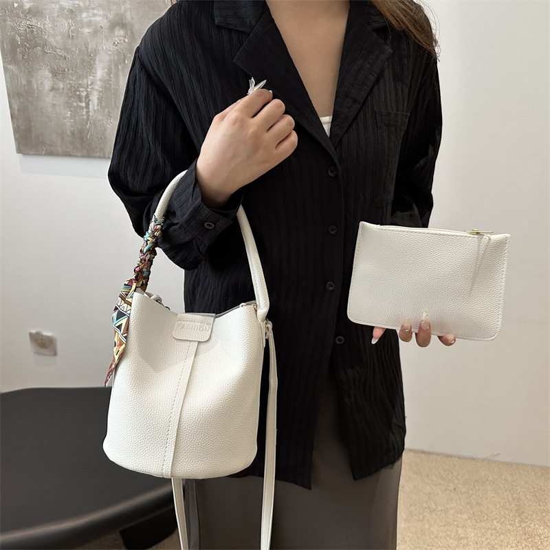 Bolso de moda de verano 2025 nuevo estilo francés pequeño bolso de mensajero de un solo hombro estilo caliente bolso de cubo bolso femenino