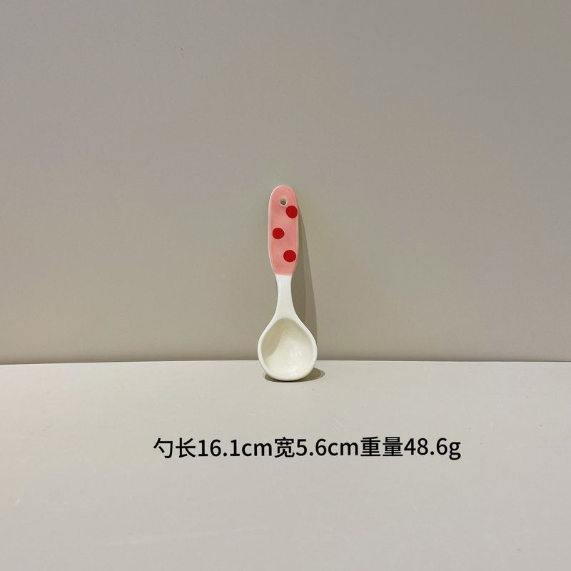 漫画の長い柄の陶磁器のスープのスプーンのかわいい家庭用の創意の高い顔の値のピンクのネットの赤い釉薬の下の色の小さいスプーン|undefined