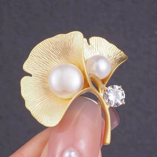 Exquisite ginkgo leaf brooch, pearl, high-end corsage, high-end niche pin, anti-exposure, small fragrance clothing wholesale