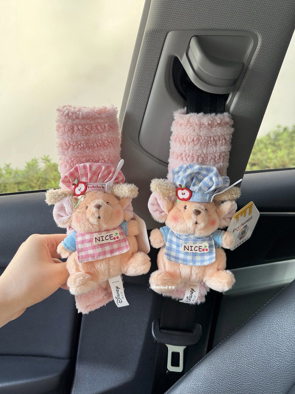 Authentic Disney Winnie the Pooh Car Seatbelt Shoulder Pad Flower Bouquet Winnie the Pooh Couple Car Interior Anti-Neck Strain Protector