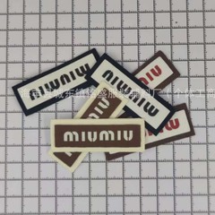 新しいミュウミュウアクセサリーラベルミュウミュウラベル二層布刺繍ラベル帽子ラベル衣類アクセサリー布ラベル