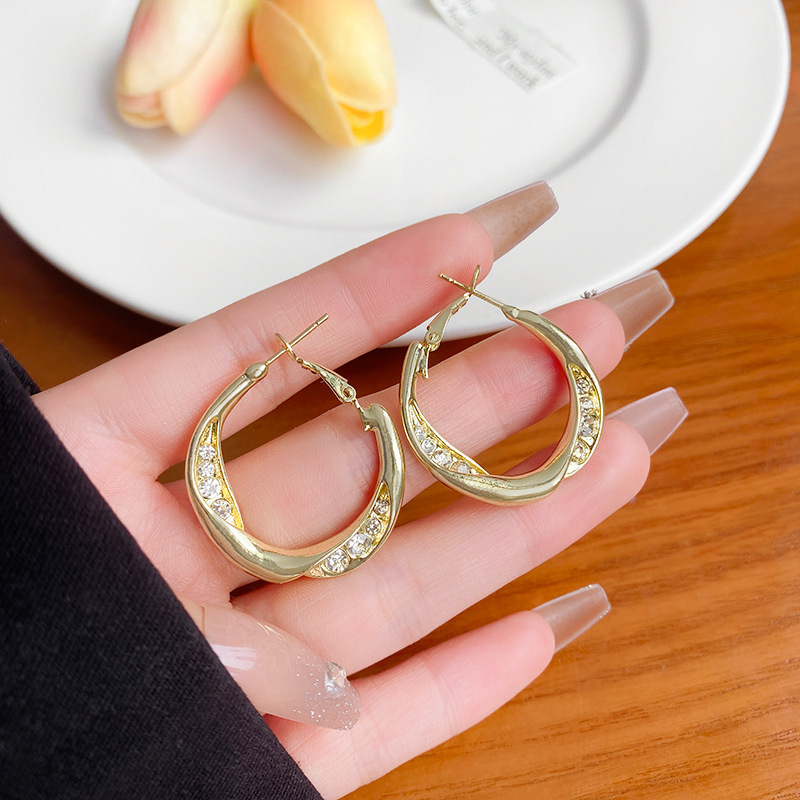 2023 nuevo estilo simple y moderno, todo fósforo, pendientes de alta gama, pendientes de diseño, pendientes de anillo de metal de diamantes, mujeres