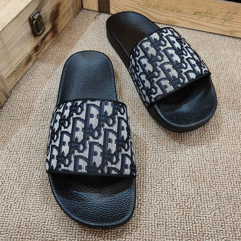 2025 European Station Summer New Couple Pantuflas Hombres y mujeres Europeos y americanos Zapatillas de alta gama para hombres