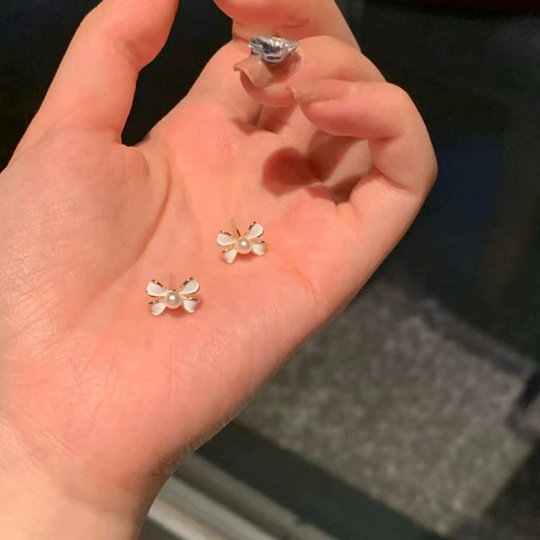 Earrings with bow