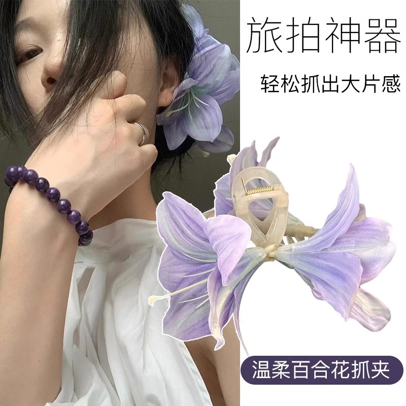 La atmósfera de la simulación estereoscópica de flores de lirio clip de cabello de mujer 2025 nuevo toque de cabeza de primavera rascar clip de pez