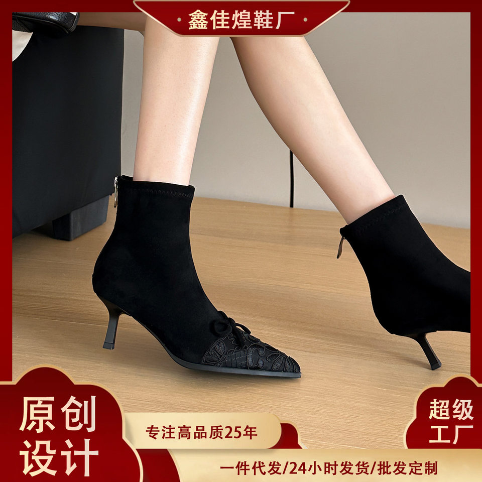 Bốt cổ ngắn ôm chân mũi nhọn gót cao 6–8 cm, thêu nơ, chất liệu nhung co giãn — màu đen