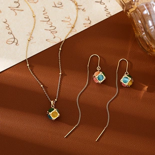 Long earrings, cat's eye, simple and elegant design