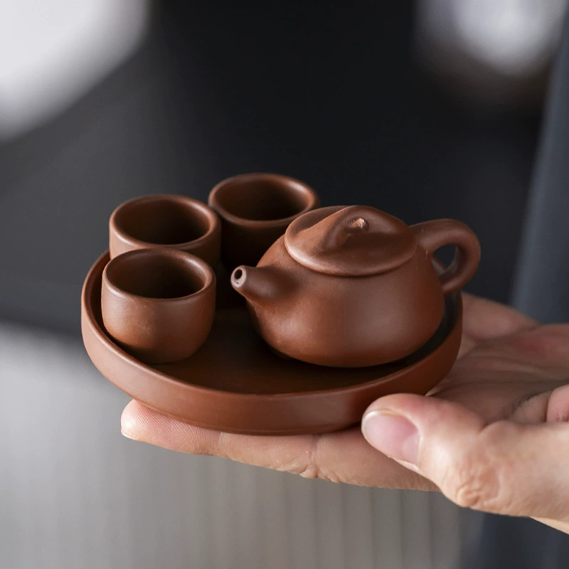 Дети играют в домашний чайный сервиз