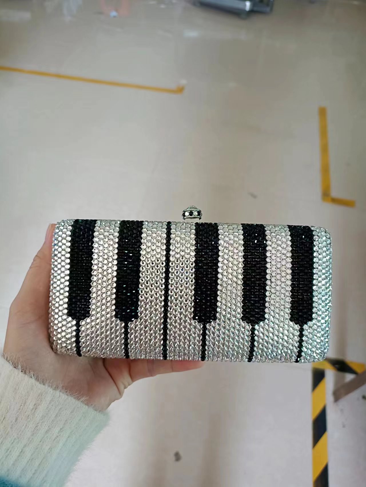 Túi clutch nữ đính kim cương thủ công đế bằng dự tiệc — Cuộn tròn đô la/phấn màu chi tiết 31