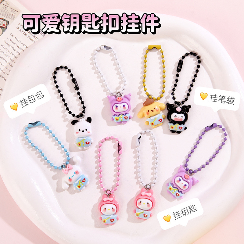 新しいかわいいアニメのキーホルダーは学生のキーホルダーに飾られています。|undefined