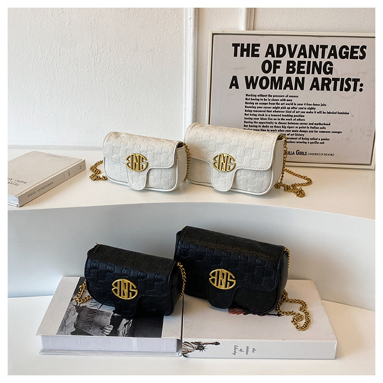 Torba na rame s lancem za žene s reljefnom teksturom moderna_voghion.com