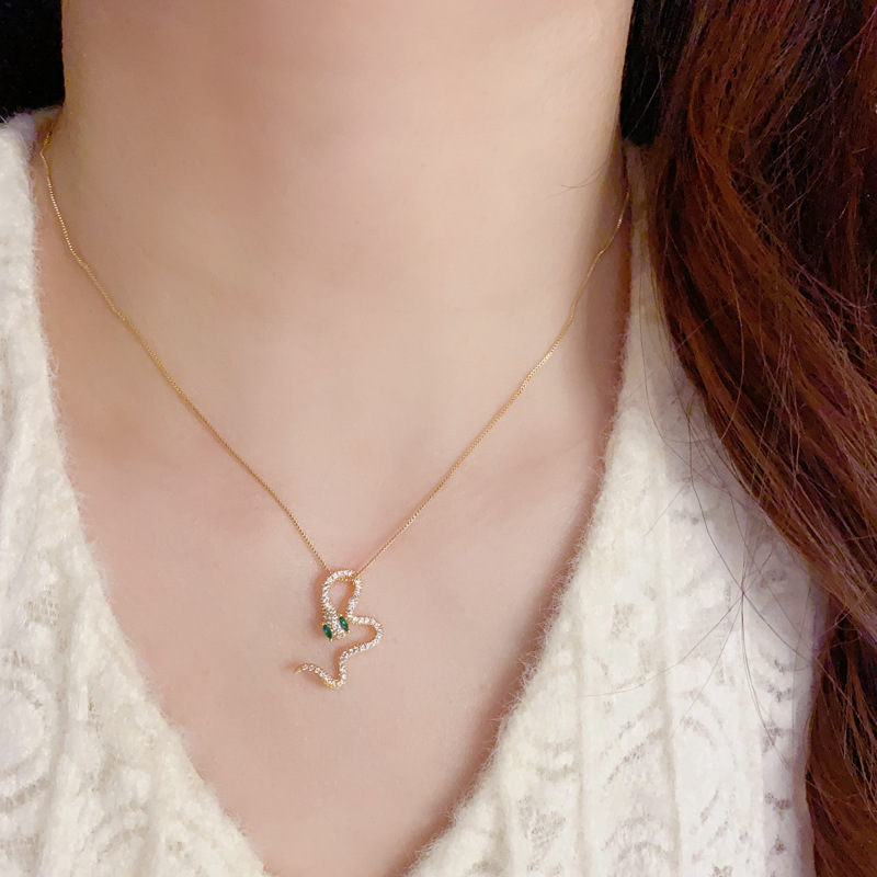 Micro-inlaid zircon snake necklace, personalized fashion and unique, sweet and cool collarbone chain_voghion.com