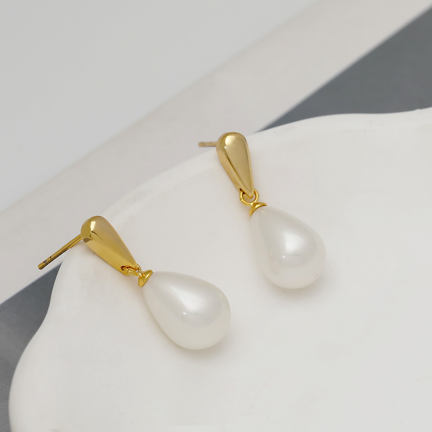 Design earrings drop-shaped from pearl