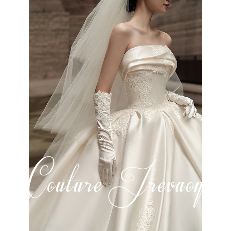 Vestido de novia de lujo de alta gama para novias, nuevo modelo 2026, vestido de satén sin tirantes con un cola grande y único, vestido largo estilo francés.