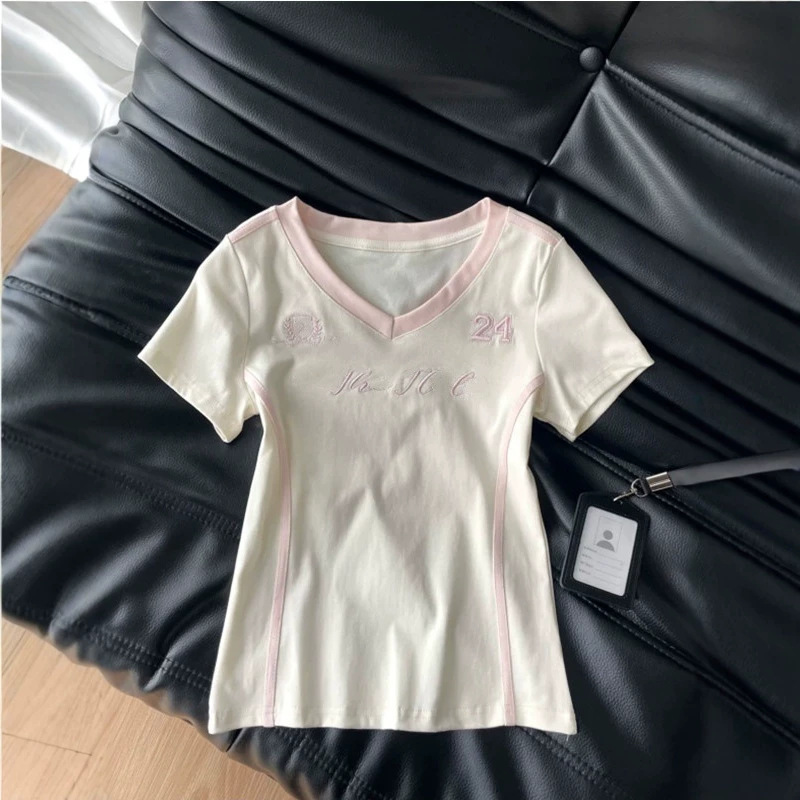 American retro V-neck embroidered short-sleeve t-shirt for women, summer high street style, boyfriend design, color-blocking, slim-fit, cropped top American retro V-neck embroidered short-sleeve t-shirt for women, summer high street style, boyfriend design, color-blocking, slim-fit, cropped top
