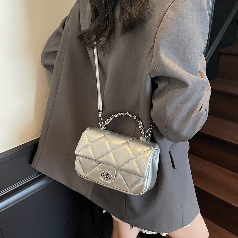 Este año, la popularidad de bordado de diamante es una pequeña bolsa de viento fragante para mujeres 2025, una nueva bolsa de mano universal, una bolsa de hombro.